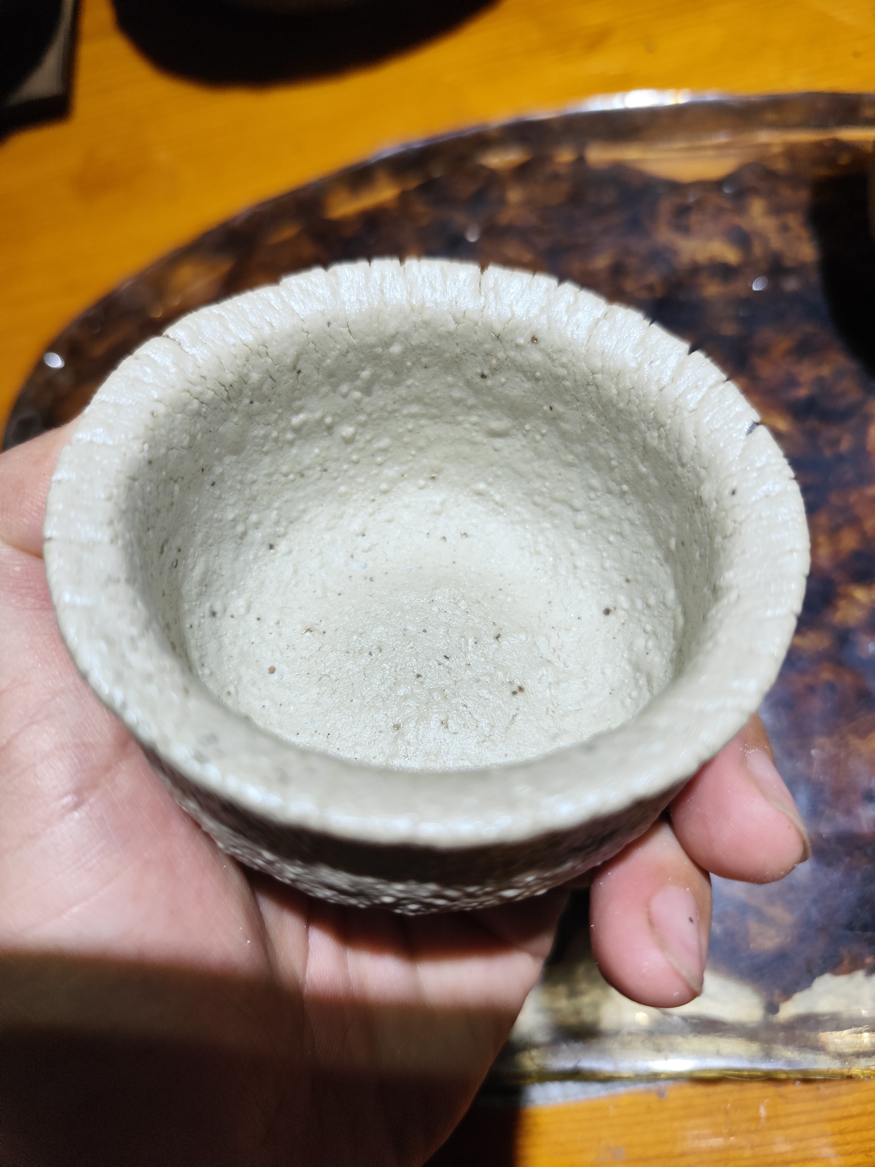 手捏杯，白陶。类似白备前