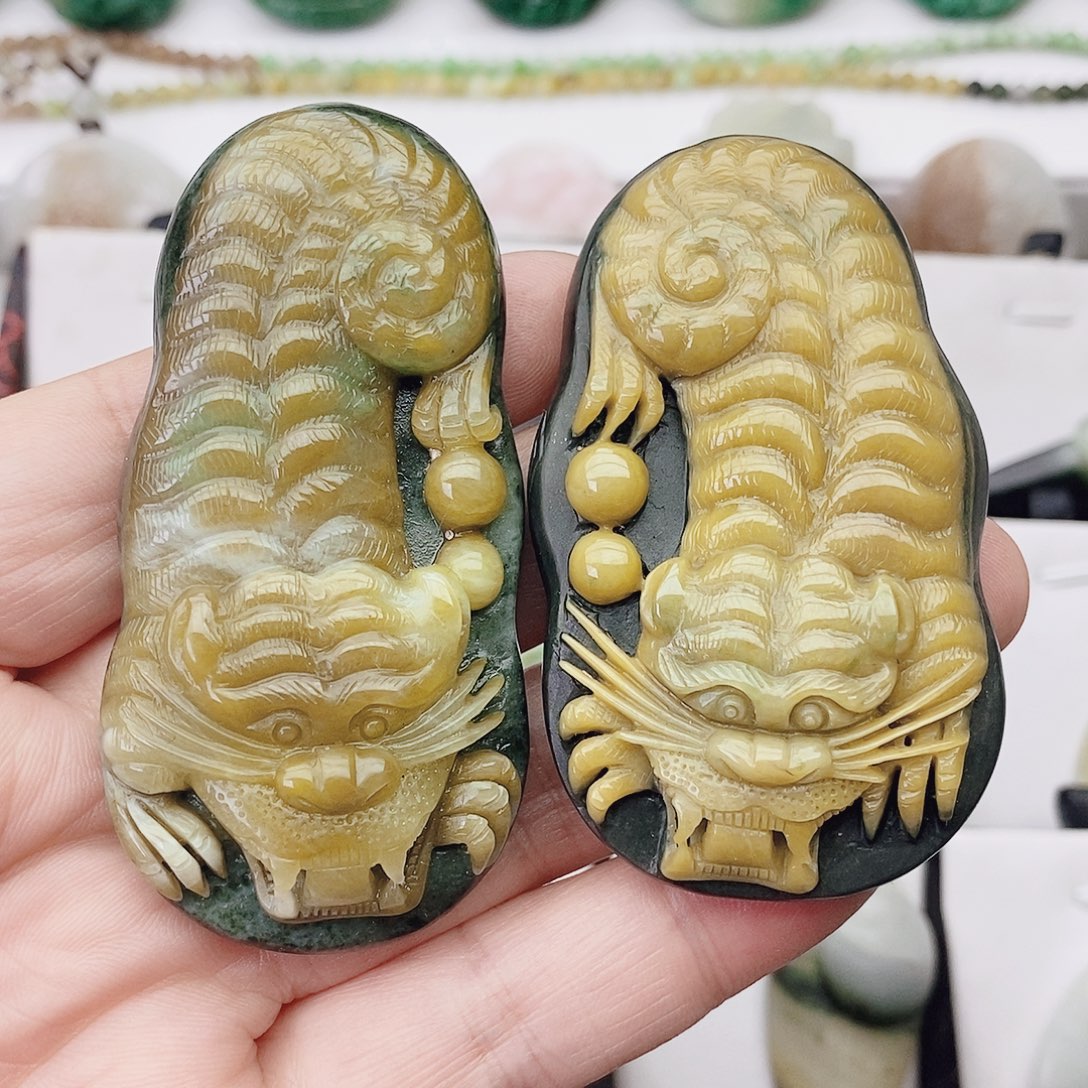 在***方独山玉未镶嵌颈饰