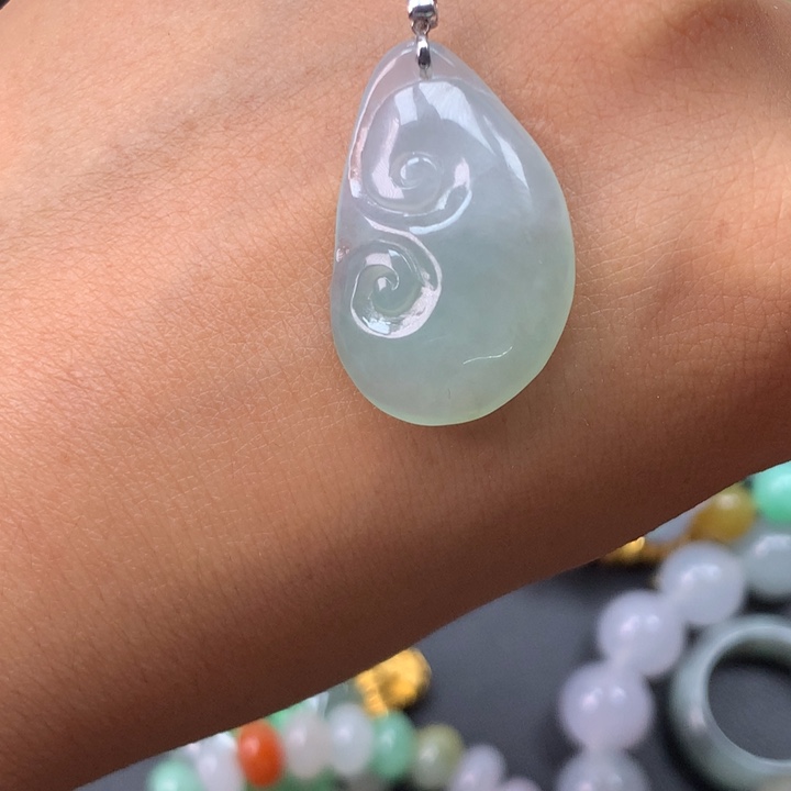 翡翠18K金镶嵌颈饰如意