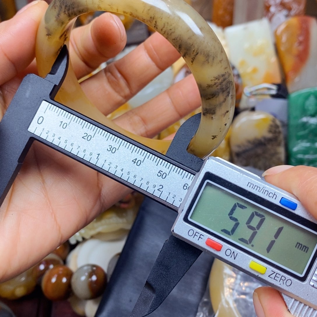 石英质玉（黄龙玉）颈饰未镶嵌