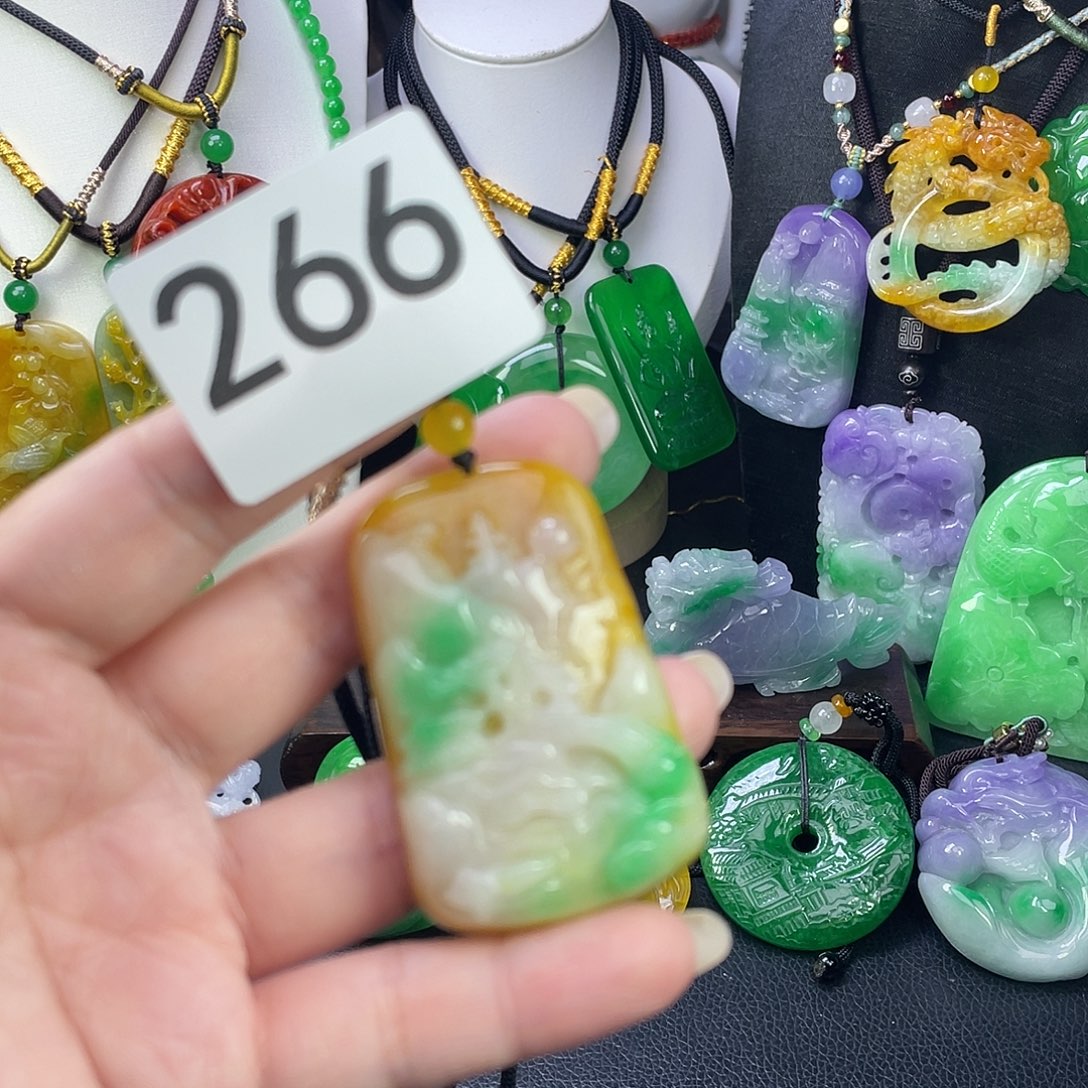 翡翠未镶嵌吊坠(赠链)