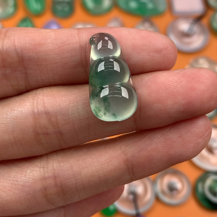 翡翠挂件未镶嵌….