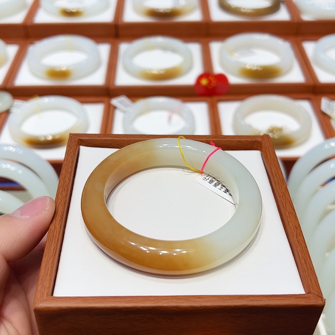 和田玉手镯未镶嵌且末蜜糖