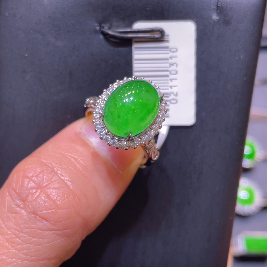 翡翠未镶嵌颈饰戒指