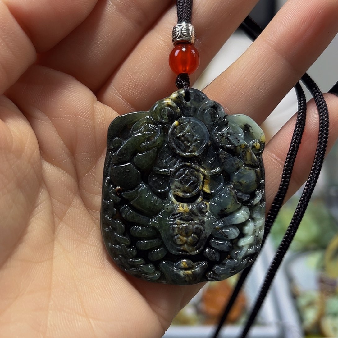 蛇纹石玉未镶嵌颈饰