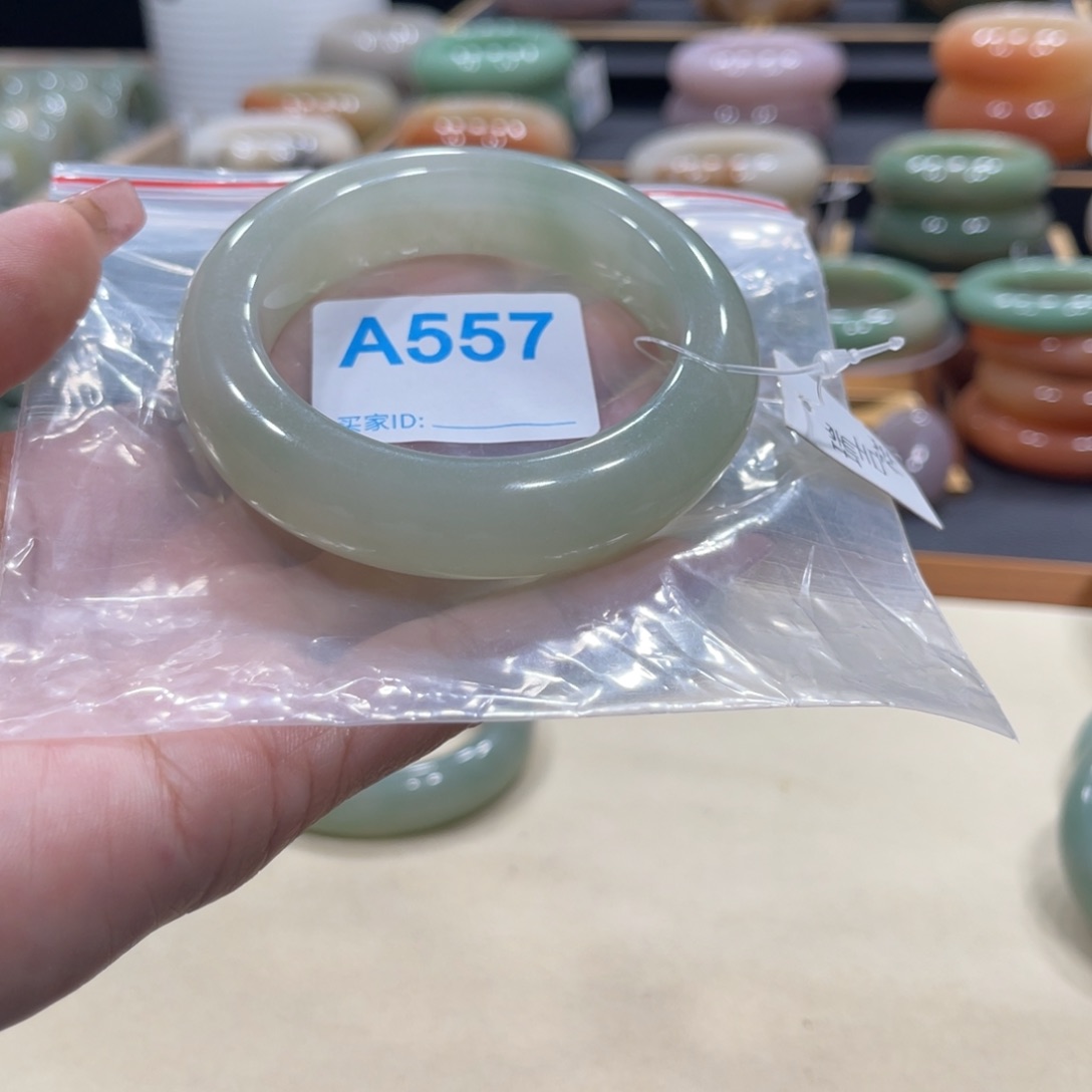 石英质玉手镯未镶嵌大****满