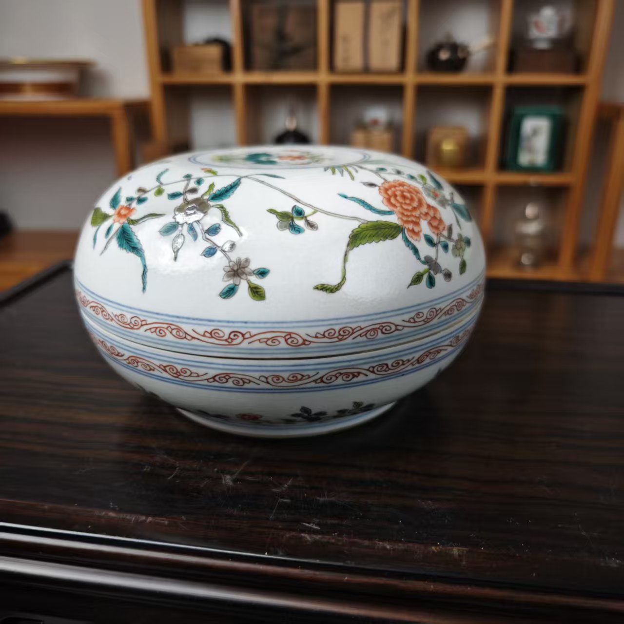 一件画工漂亮的瓷盒