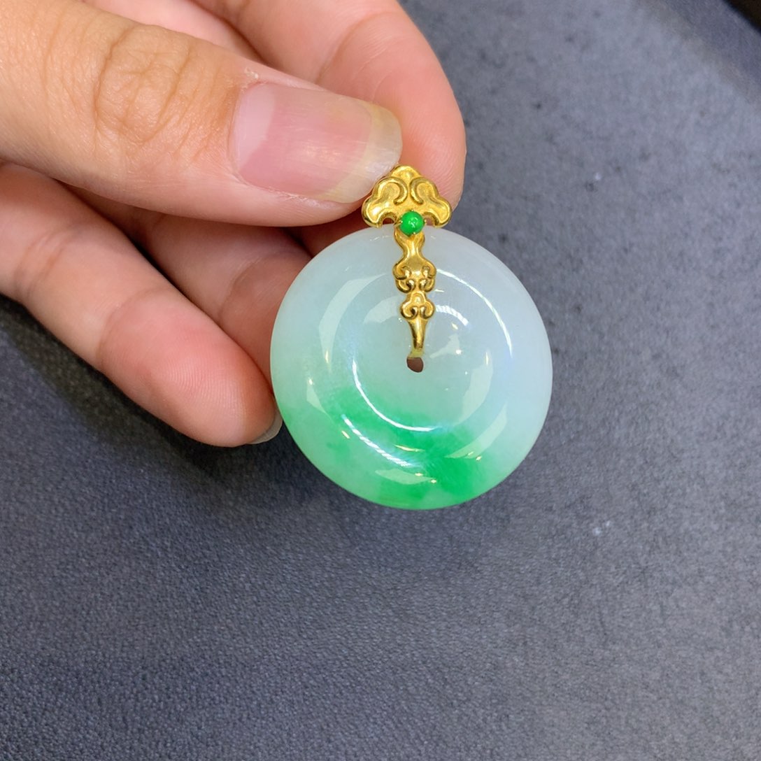 翡翠18K金镶嵌颈饰翡翠