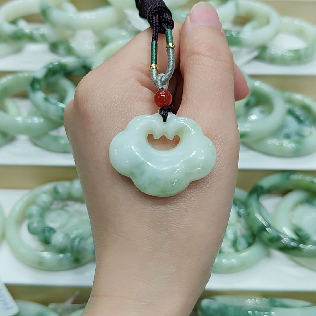 透闪石-蛇纹石玉颈饰未镶嵌