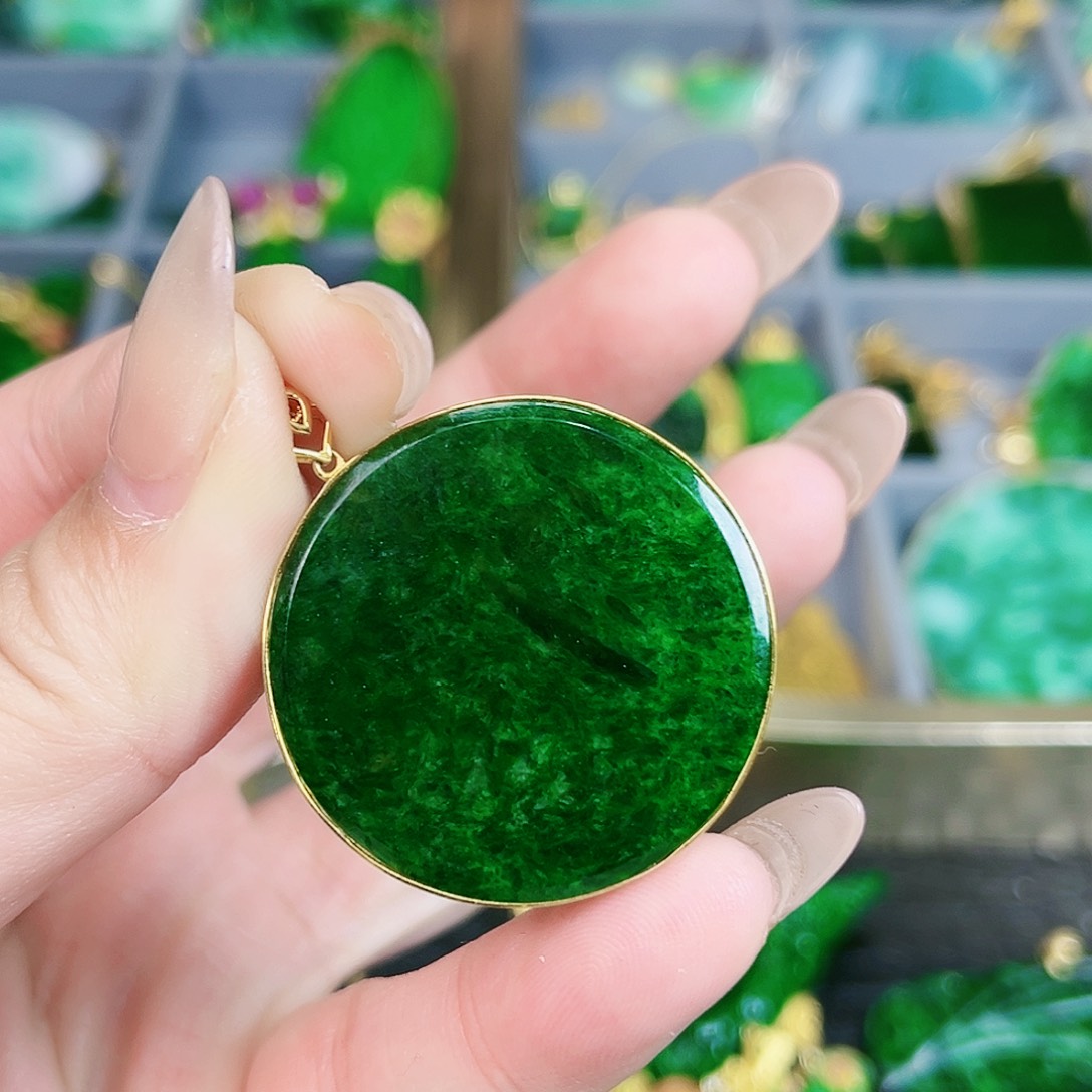 翡翠颈饰18K金镶嵌吊坠