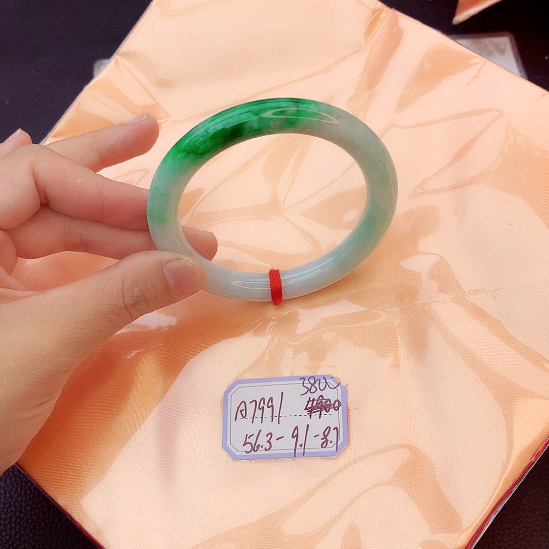 翡翠手镯未镶嵌翡翠