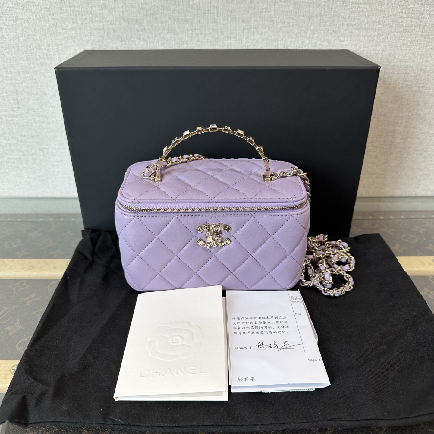 99新 Chanel/香奈儿 24P淡紫色金扣水钻手柄化妆盒子包 09429