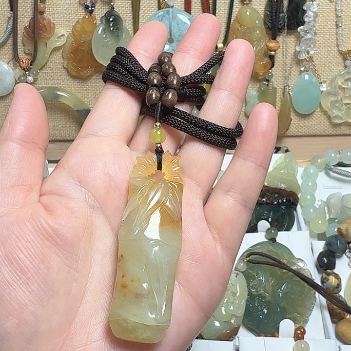 蛇纹石玉未镶嵌颈饰