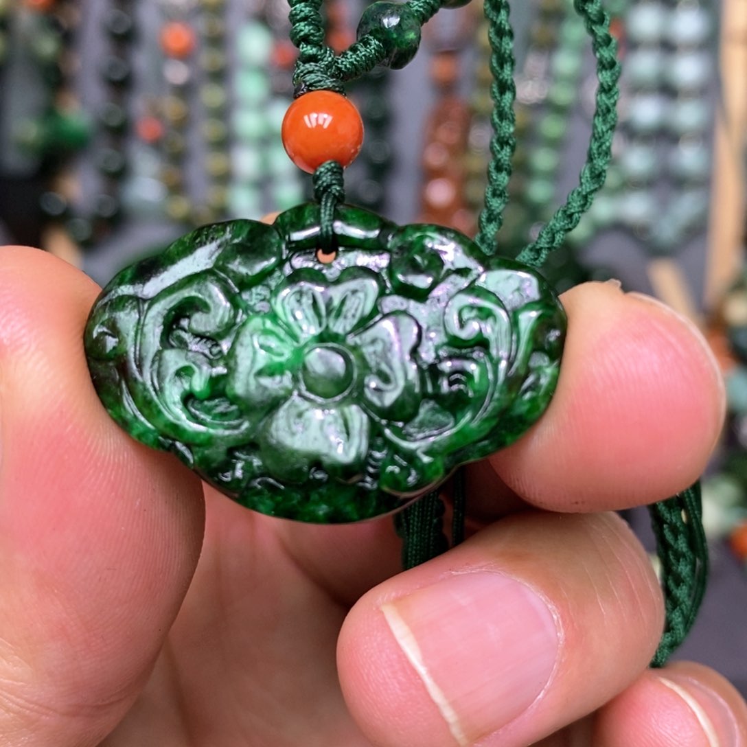 翡翠颈饰未镶嵌漂亮美眉