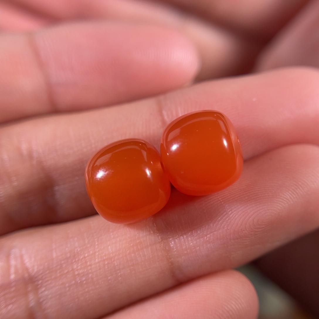 南红玛瑙滴水洞老型珠一对10.6未镶嵌