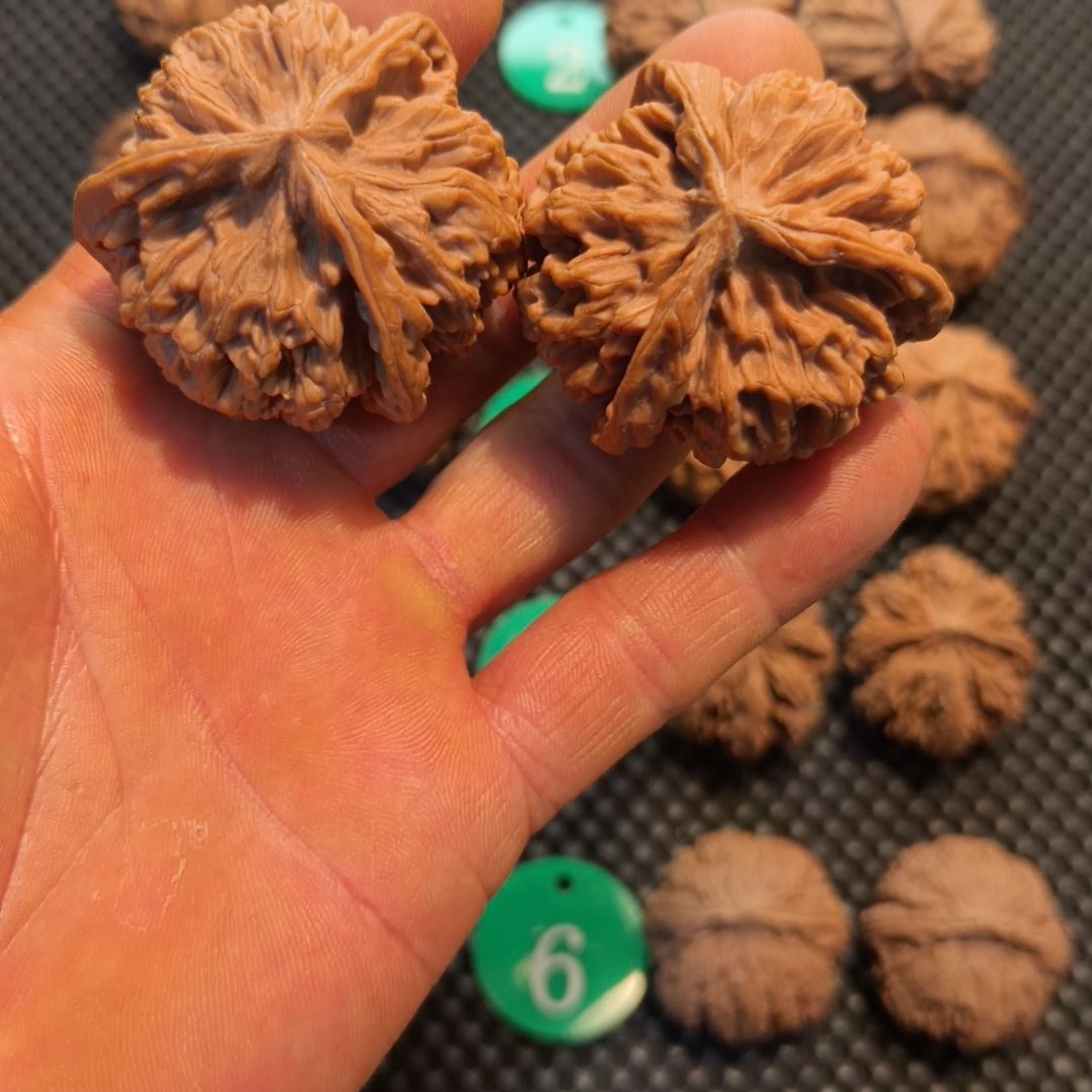 夜***色吊坠文玩核桃帝王大花三棱文玩核桃