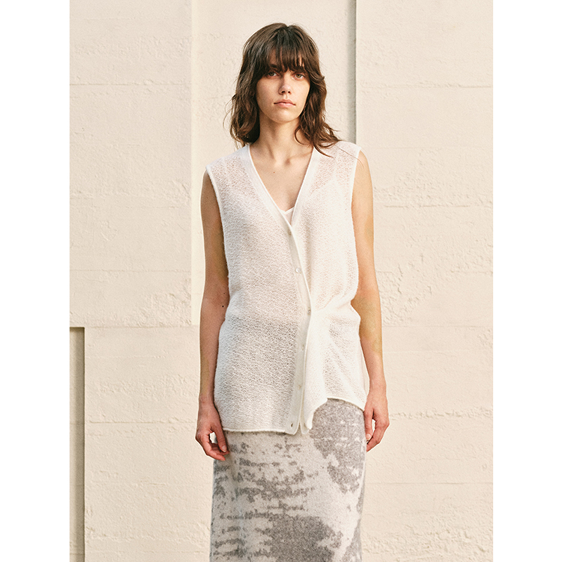 ZYNNI“融雪”镂空系列羊毛羊绒轻盈浪漫V领多穿宽松长背心