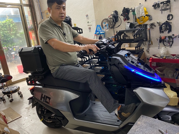 新旧款极核AE4和AE7通用铁酷奇原创折叠尾架上车的样子