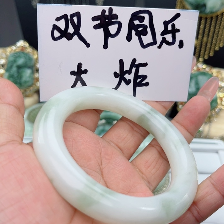 妮***！透闪石-蛇纹石玉未镶嵌手镯
