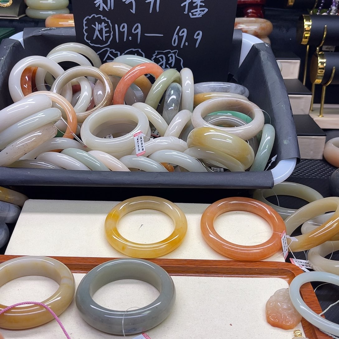 星****石英质玉未镶嵌手镯