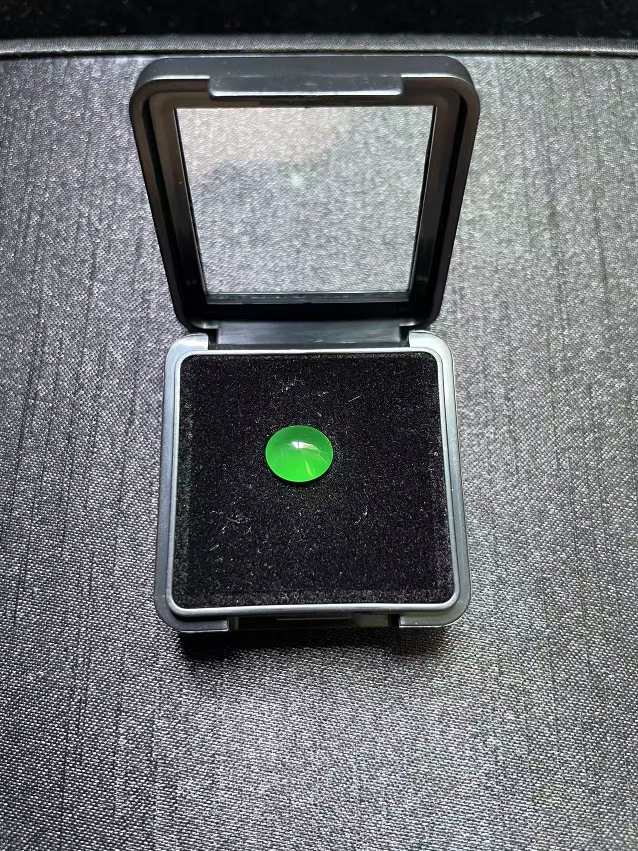 自然光拍摄天然A货翡翠蛋面裸石8.6x7.4x4.0（mm）