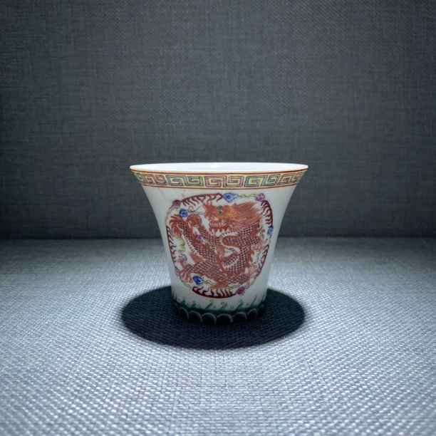 粉彩细路主人杯茶碗