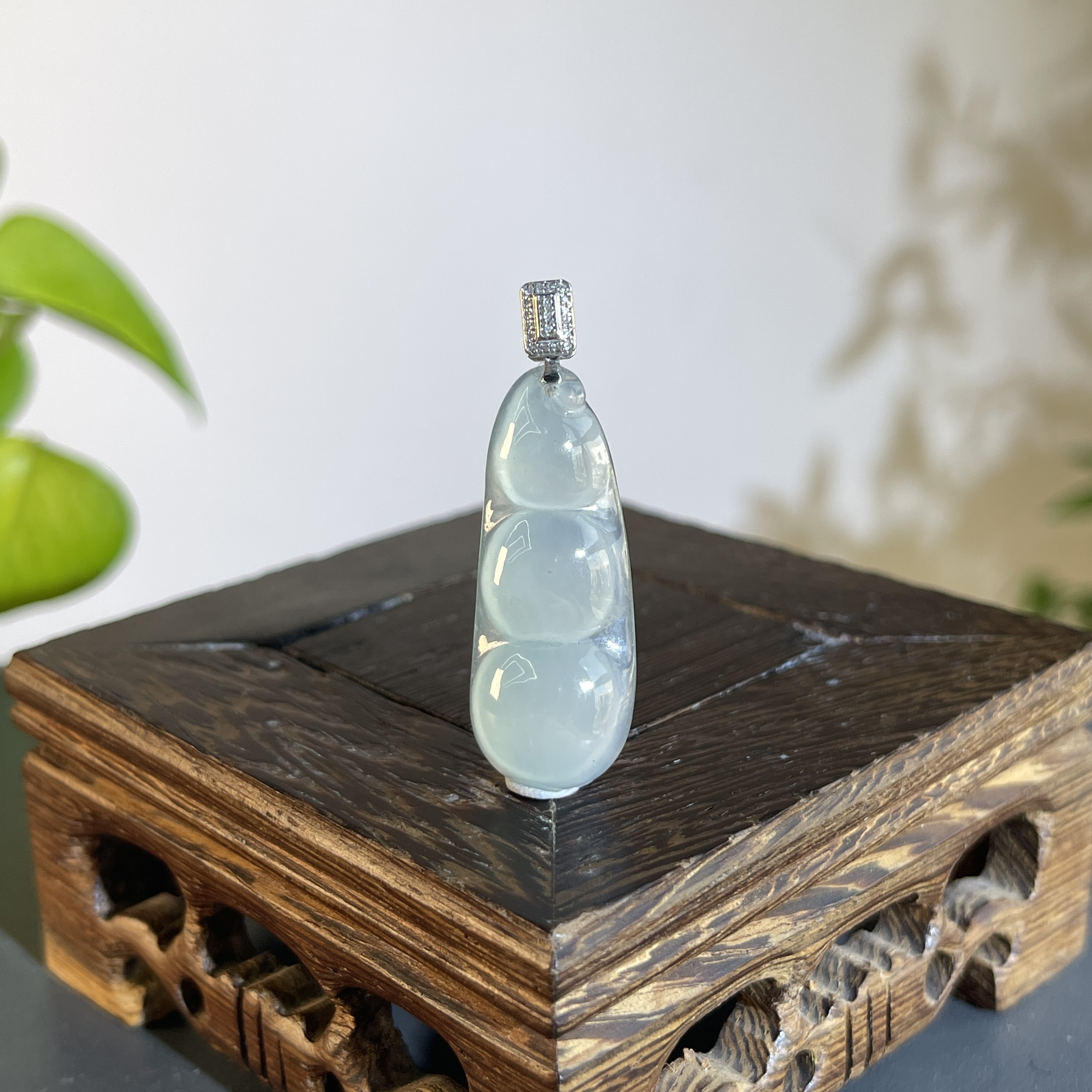 JTW19-129 天然缅甸A货翡翠 18K含钻扣头福豆