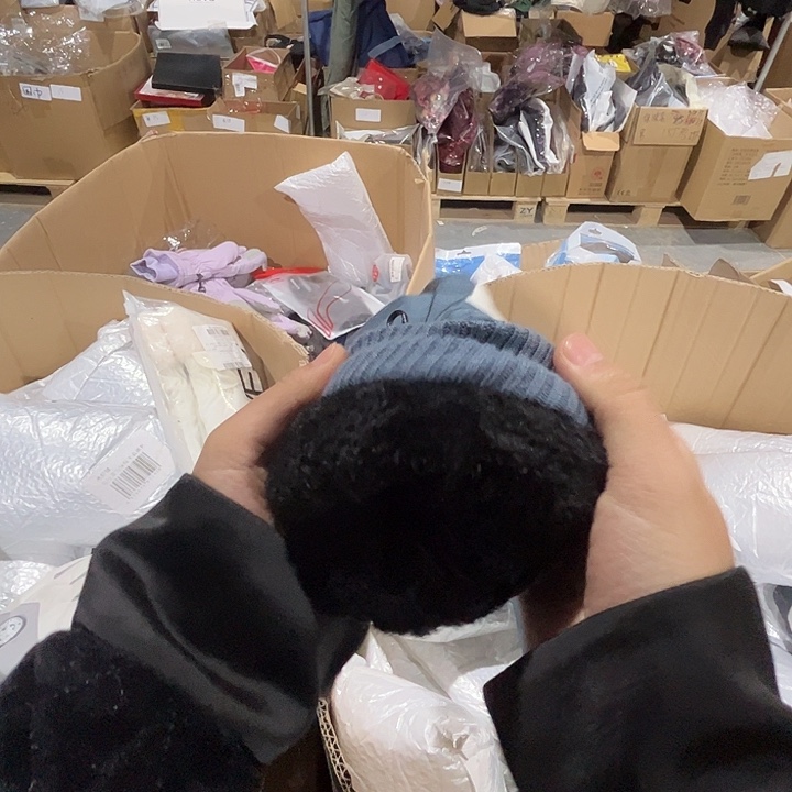 滑雪手套加绒加厚。         