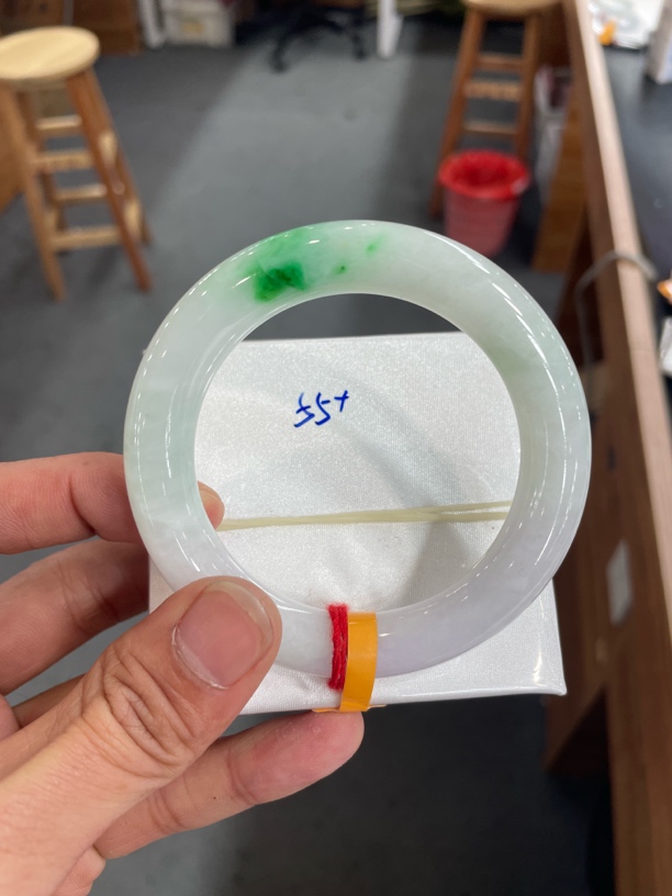 翡翠手镯未镶嵌翡翠