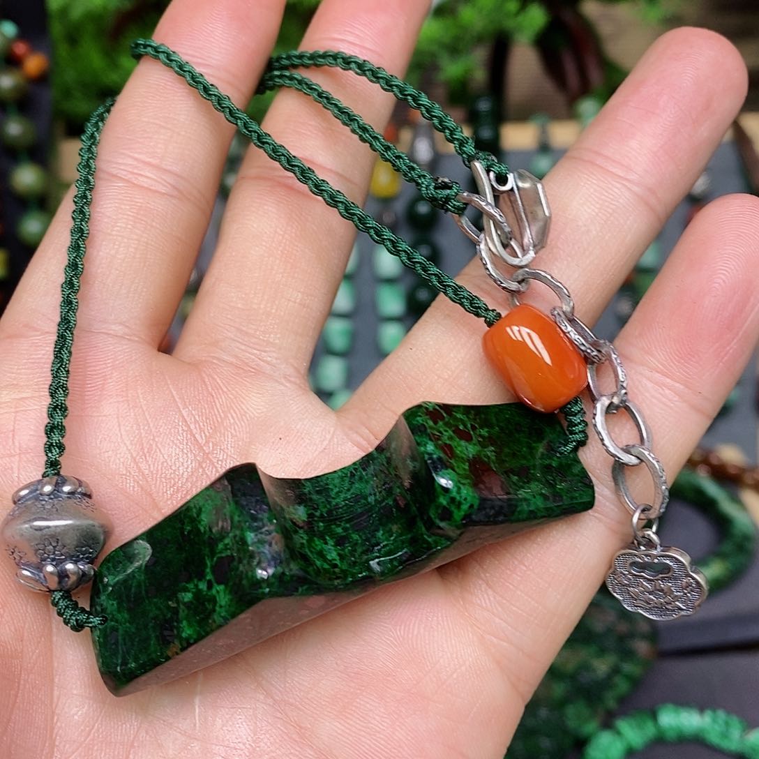 翡翠颈饰未镶嵌漂亮美眉