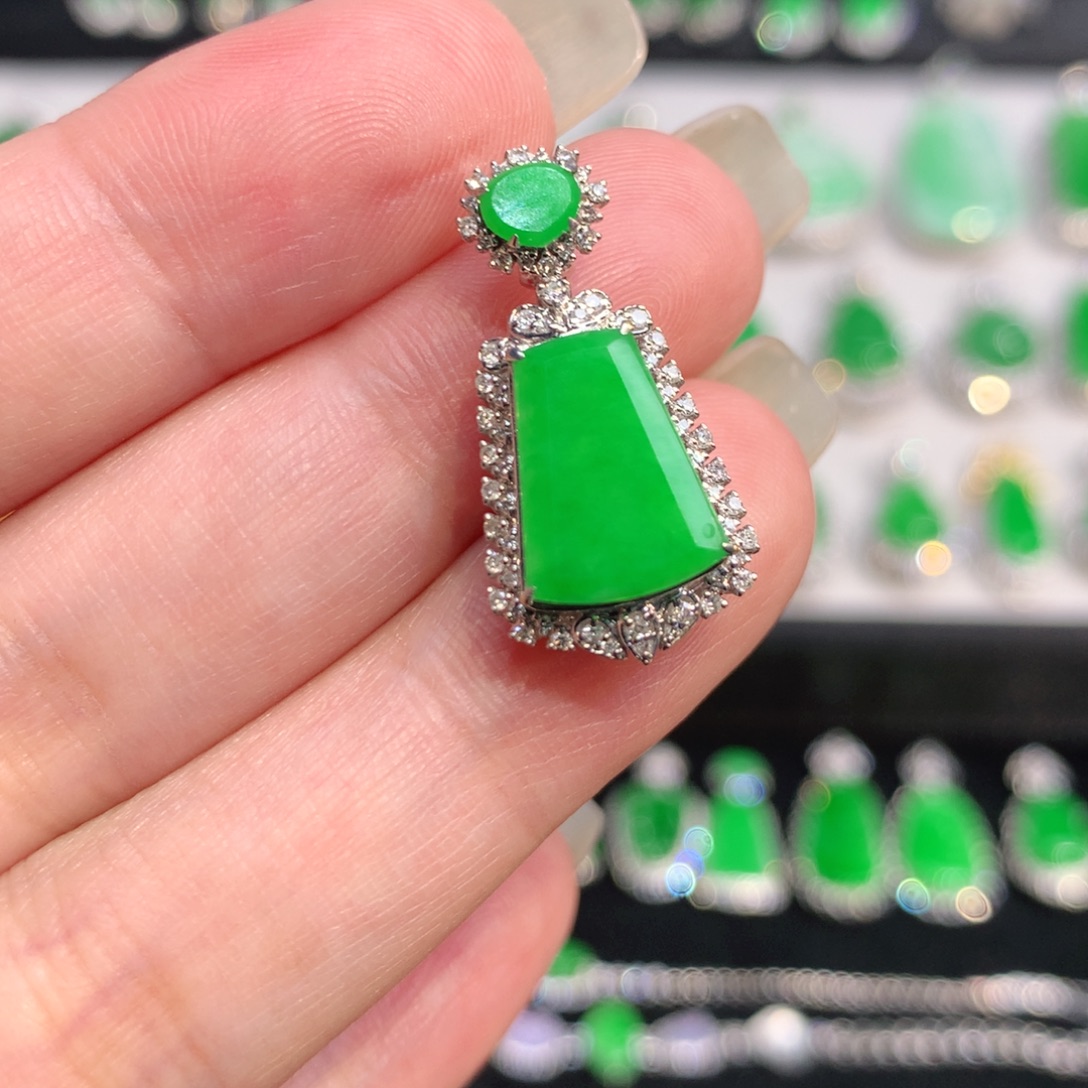 翡翠18K金镶嵌颈饰