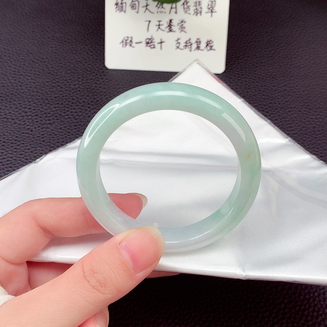 翡翠手镯未镶嵌翡翠