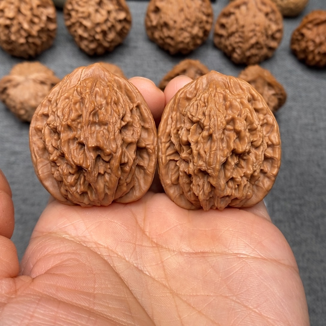 倩***.文玩核桃吊坠虎头