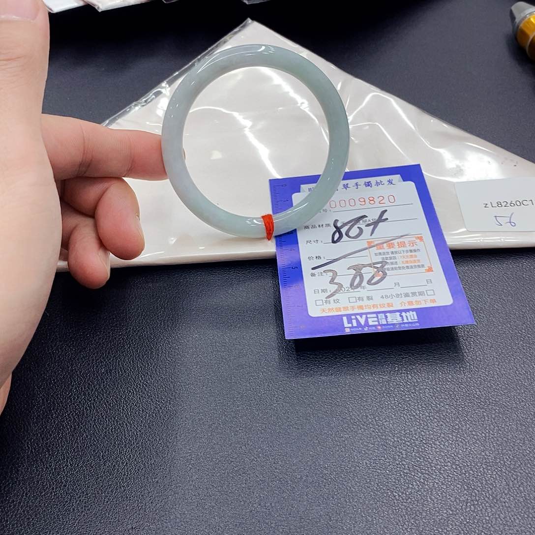 翡翠手镯未镶嵌翡翠手镯