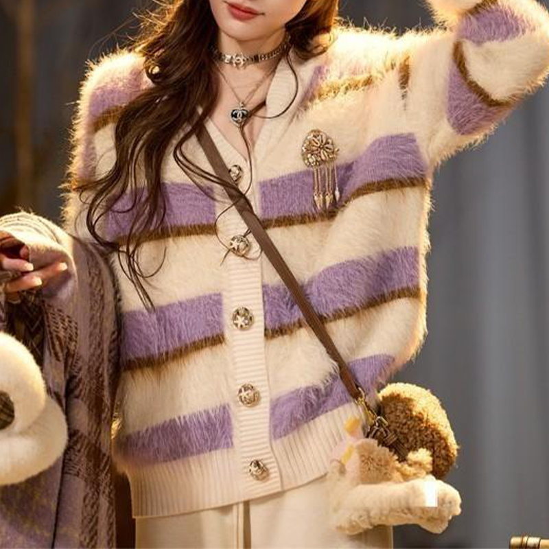 【冬季上新】 2025年高级感交叉V领木耳边收腰针织毛衣潮