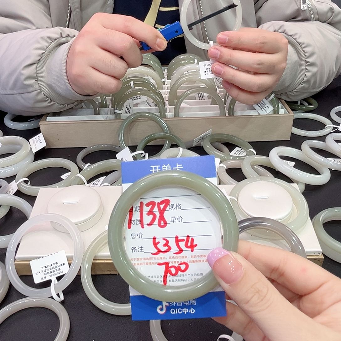 和田玉手镯未镶嵌