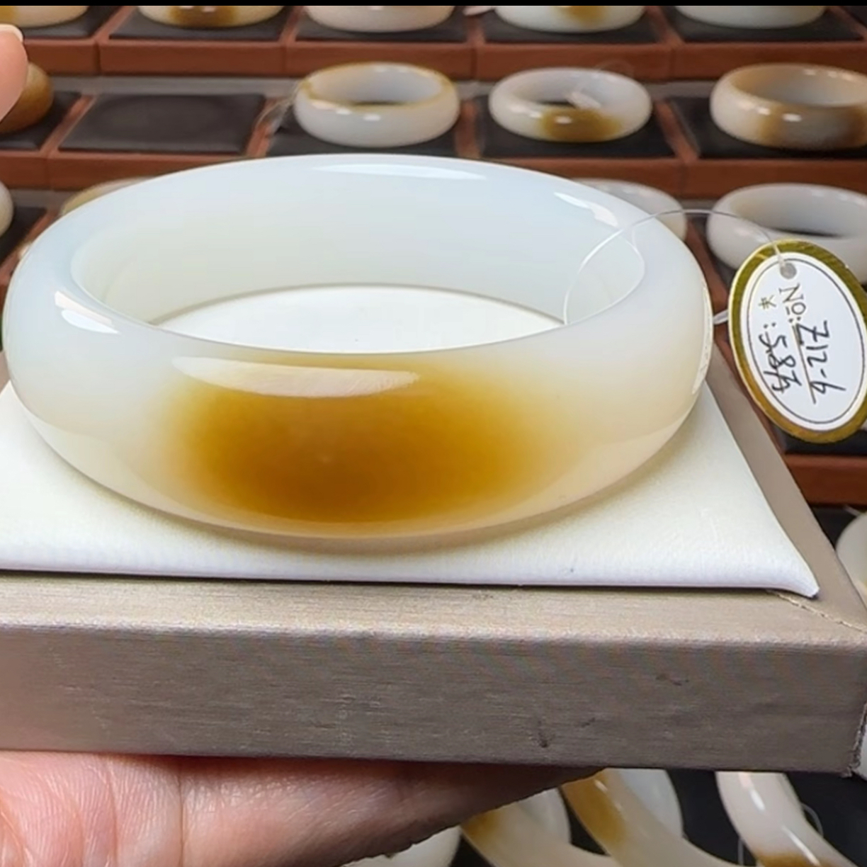 精品高端收藏款和田玉糖白手镯了