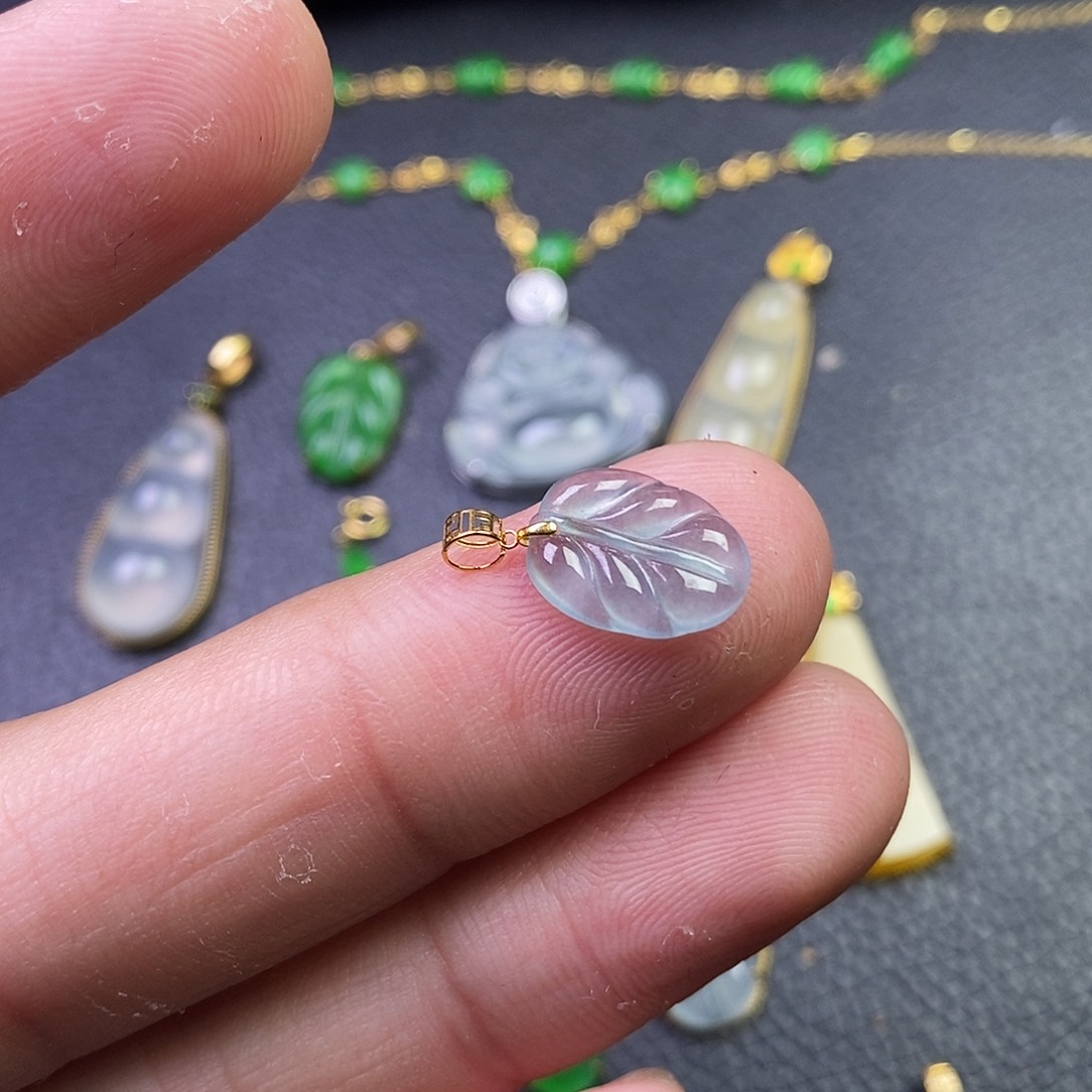 颈饰18K金镶嵌翡翠