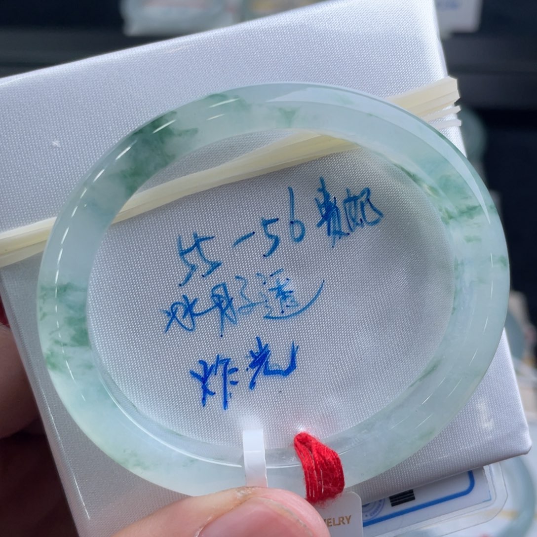 翡翠手镯未镶嵌翡翠手镯