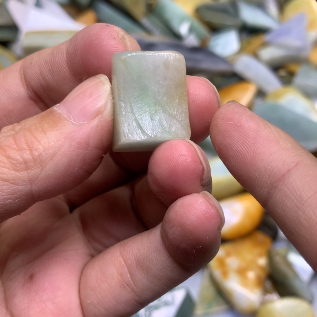 翡翠颈饰未镶嵌天然翡翠