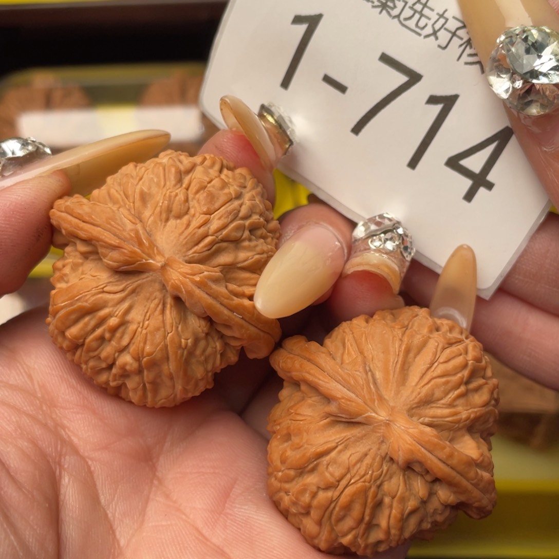 文玩核桃把件40红皮白狮子