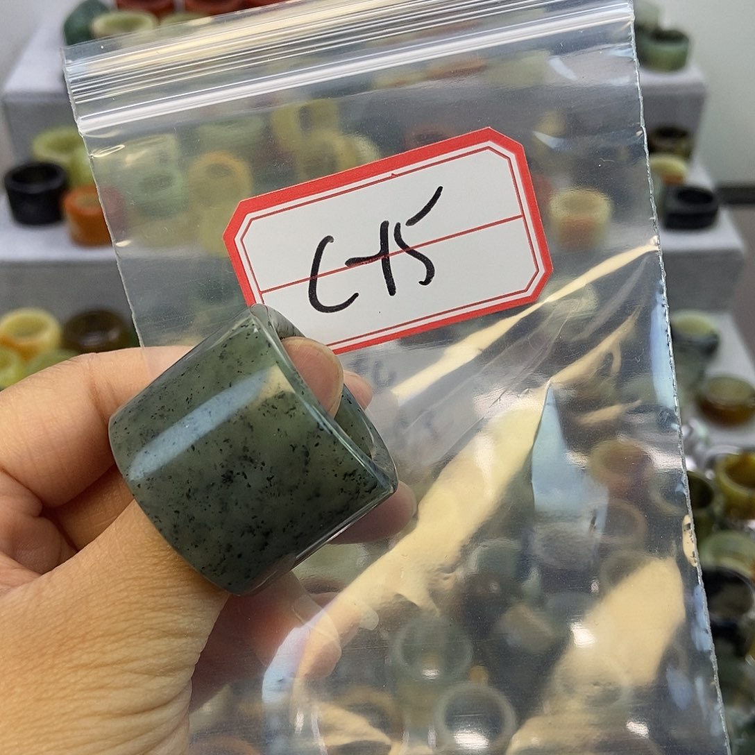 快***人蛇纹石玉未镶嵌戒指