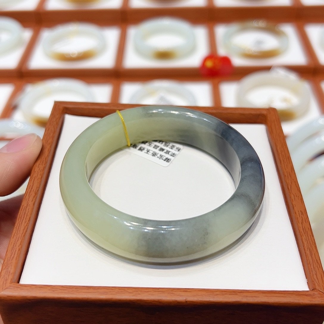 和田玉手镯未镶嵌青花