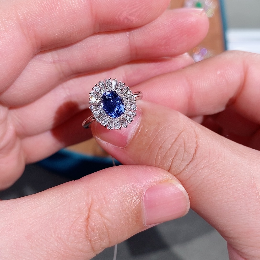 戒指蓝宝石18K金镶嵌AIGS无烧矢车菊1.50ct