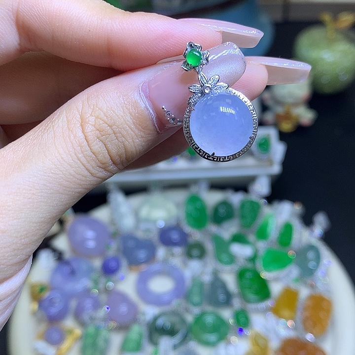 翡翠18K金镶嵌颈饰