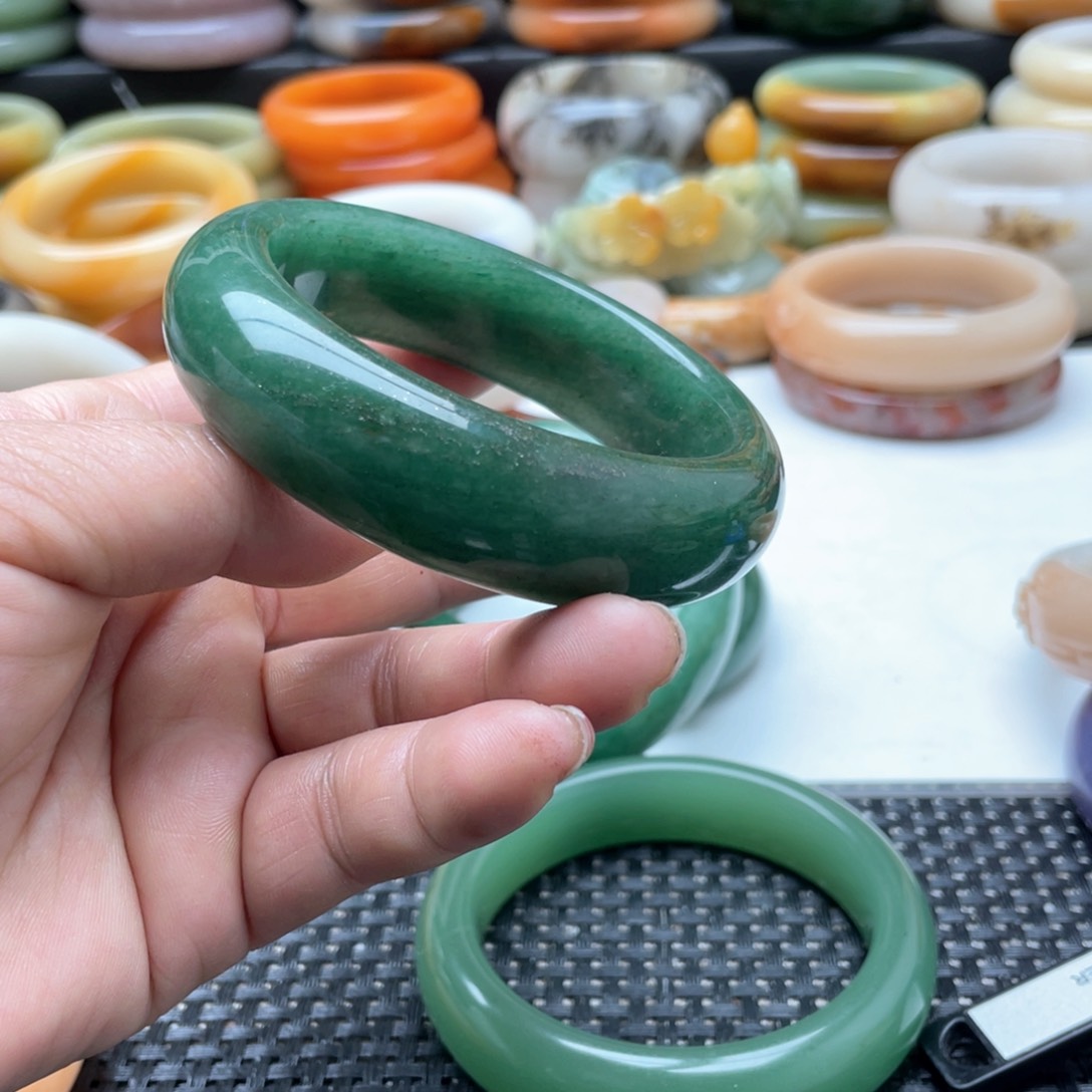 石英质玉手镯未镶嵌