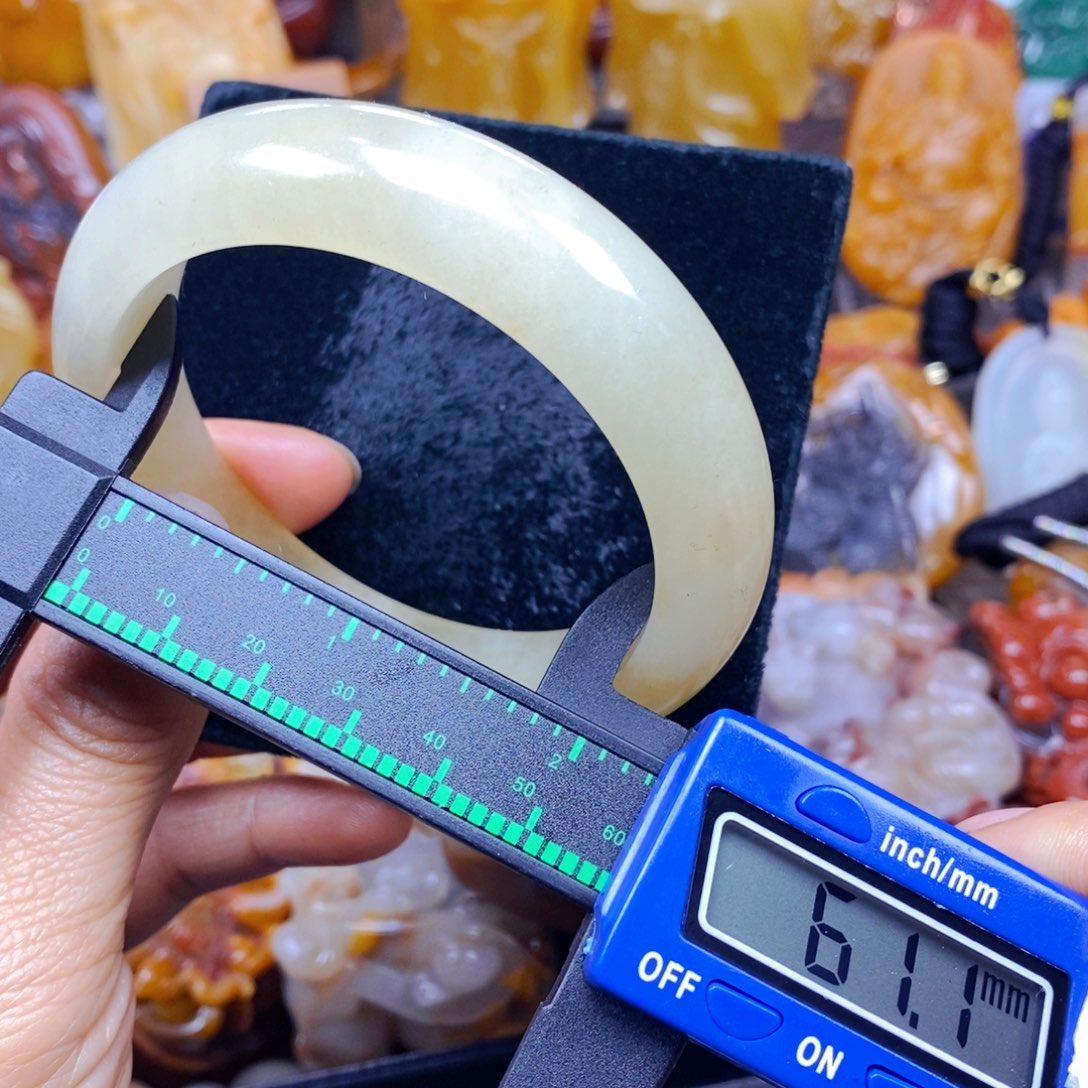 石英质玉（黄龙玉）未镶嵌颈饰