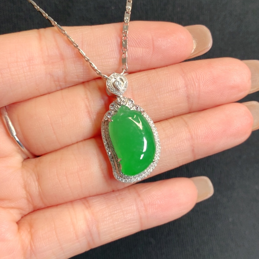 【闪购商品】颈饰18K金镶嵌翡翠福瓜