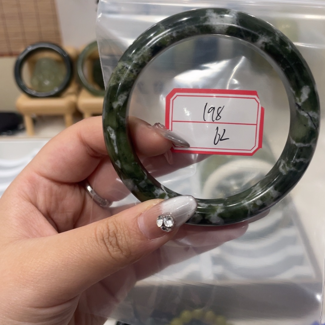 蛇纹石玉手镯未镶嵌