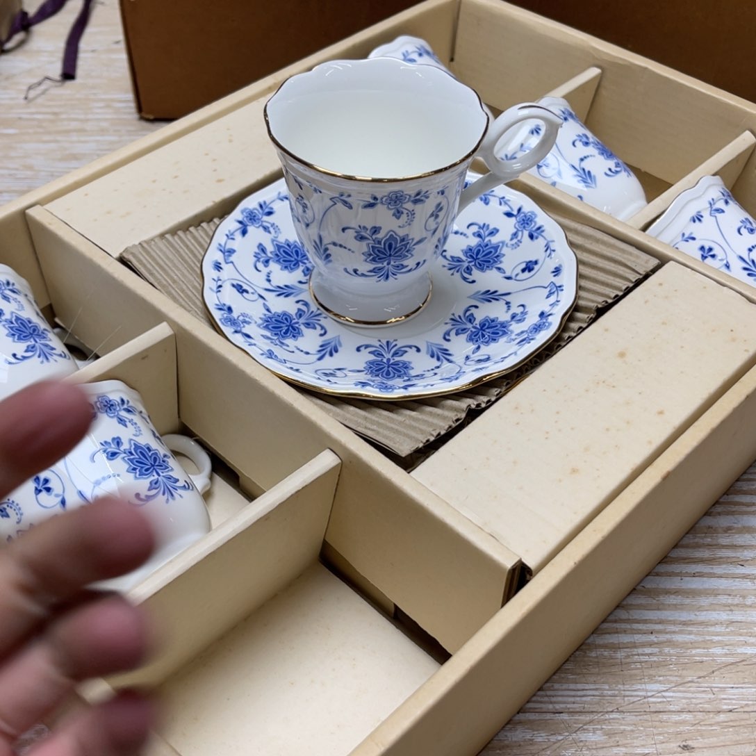 瓷片密密麻麻地排列着